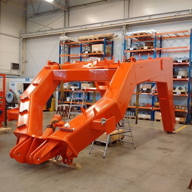 Oransje davitt under montering i hallen