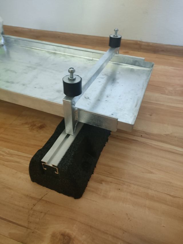 Galvanisert fundament med gummidempere