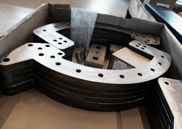 Maskinerte plater lagt i kasse