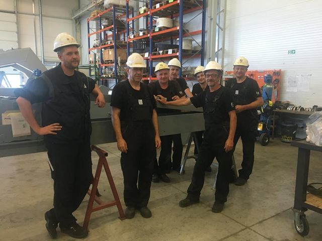Verkstedsteamet samlet i hallen